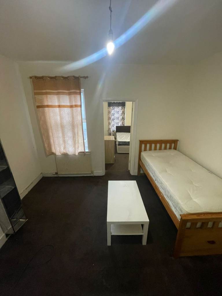 Double room to rent on Dallow Road, Luton, Students welcome!