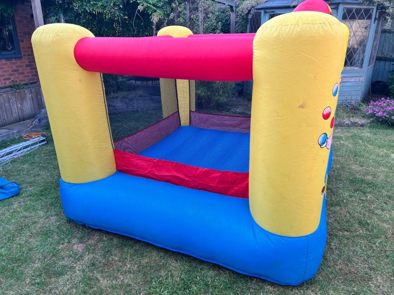 Kids bouncy castle - 2 to 8 years old