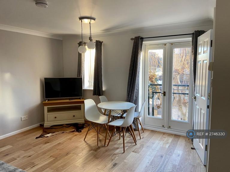 2 bedroom flat in Windsor Hall, London, E16 (2 bed) (#2746330)