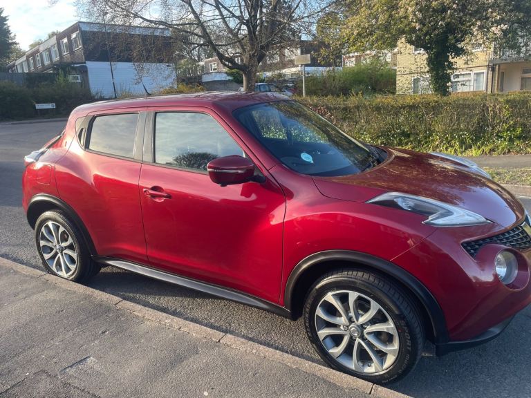 2016 Nissan Juke red