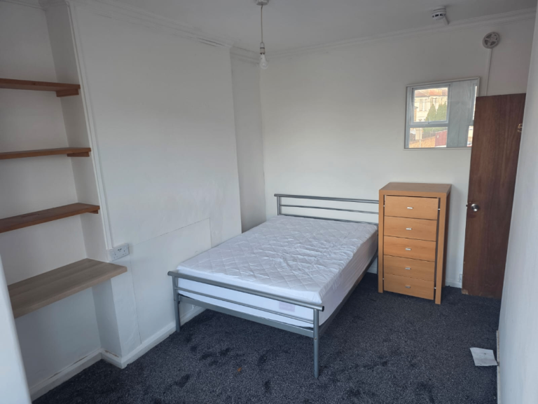 Spacious and big double room available in IG1 3TL