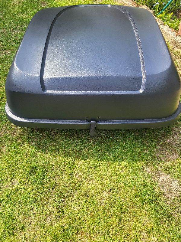 Halfords roof box with universal roof bars