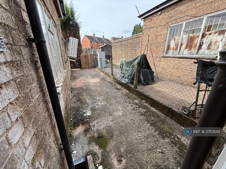 2 bedroom flat in Hanbridge Avenue, Newcastle-Under-Lyme, ST5 (2 bed) (#2703130)