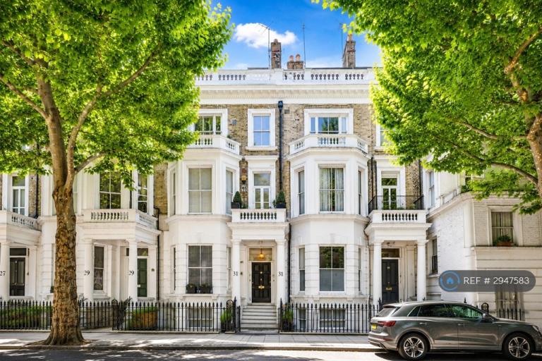 3 bedroom flat in Marloes Road, London, W8 (3 bed) (#2947583)