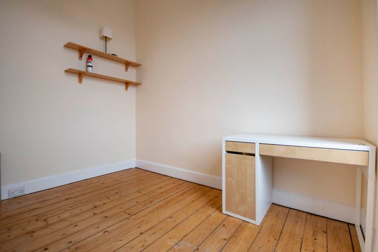 Delightful, 2 bedroom, 2nd floor flat in Causewayside – available January