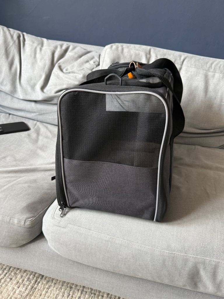 Medium cat carrier 
