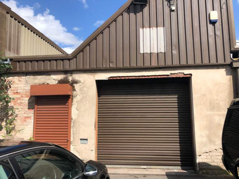 EXCELLENT SECURE 3500 SQ FT WAREHOUSE INDUSTRIAL UNIT TO LET LOW RENT & ZERO* RATES  BRADFORD 