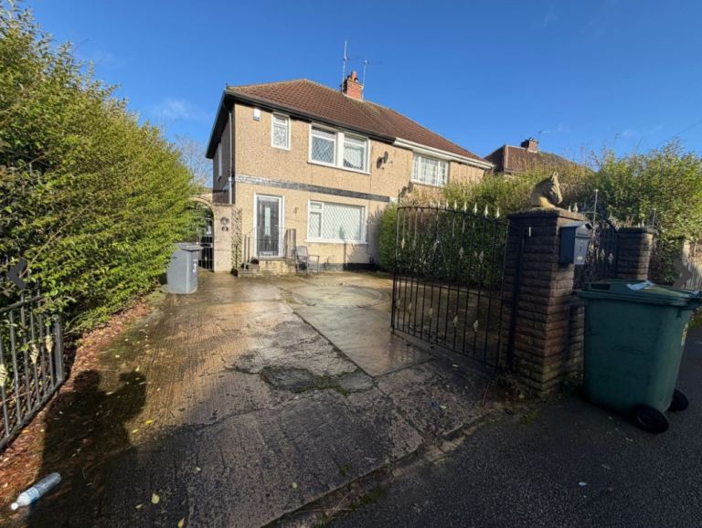 House to rent 3BR Driveway Large Garden front/back