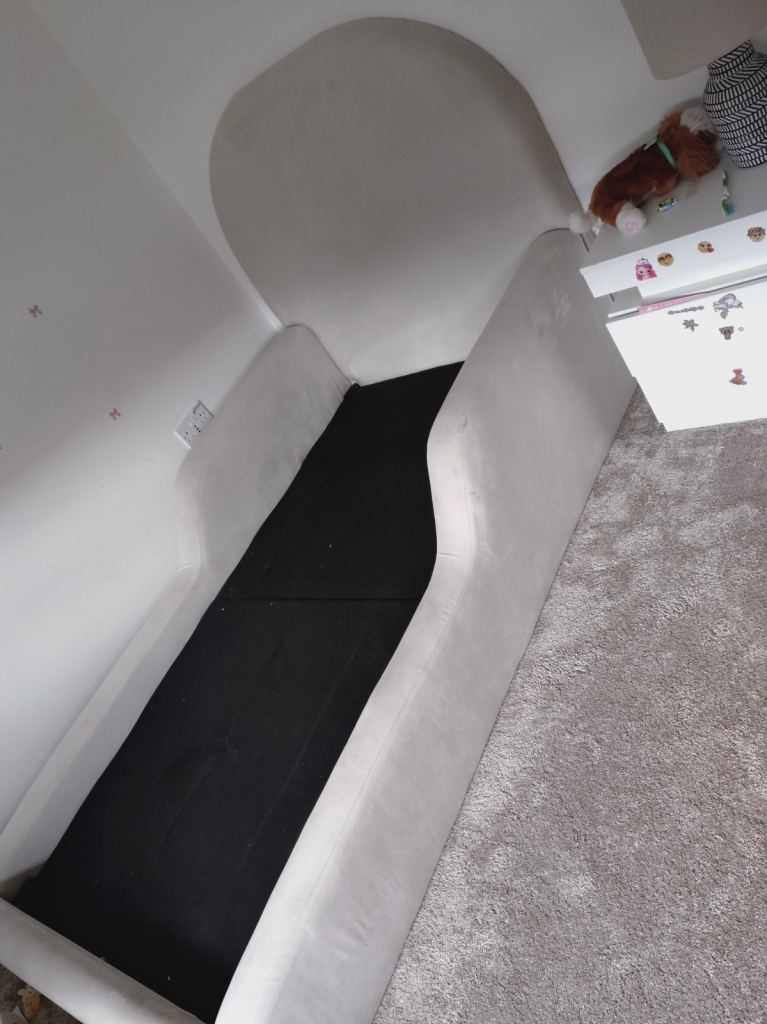 Lovely single bed 