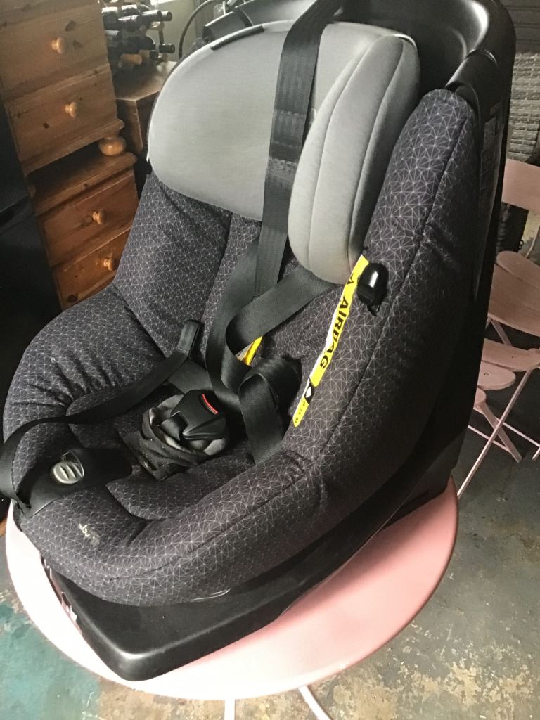 Black Baby Car Seat – Almost New Condition.Maxi Cosi isofix3