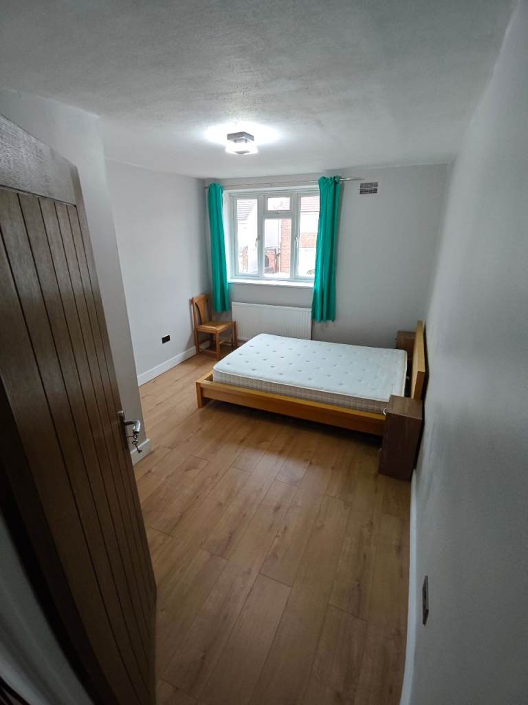 Large Double Room Harold Hill RM3 All bills 