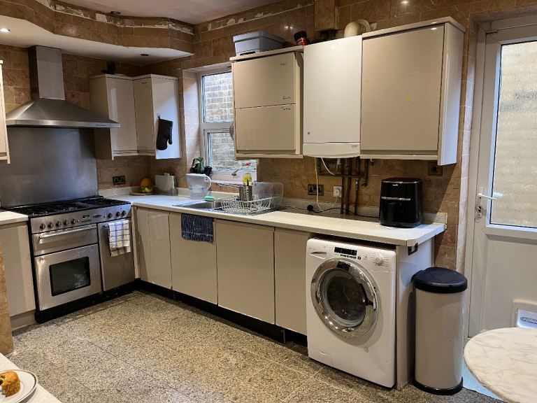 Elegant Double Room in SE18 (£680). Ideal for Professionals, Students 🌟