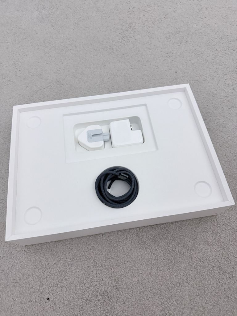 Brand new Apple MacBook Air 13.6inch 2022 256gb