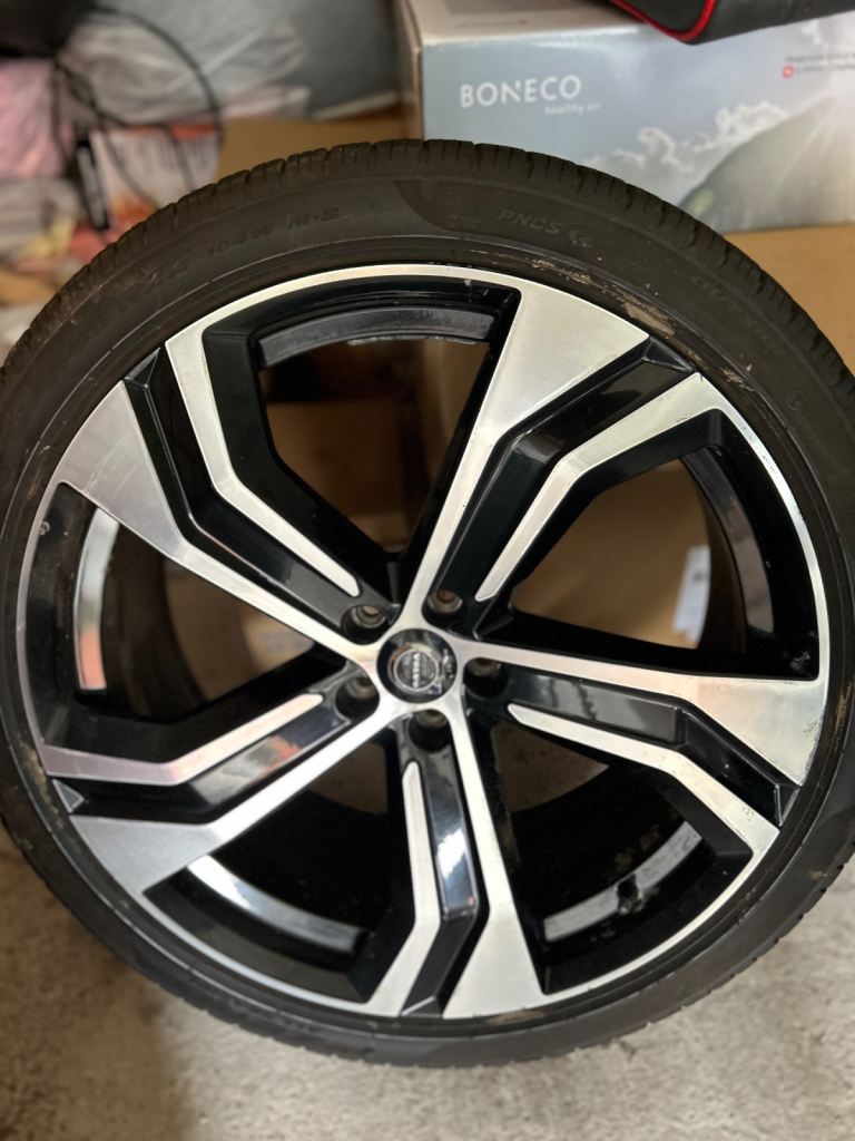 Volvo XC90 R design 22” wheel and tyre