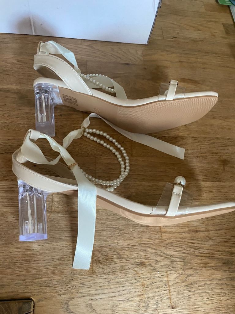 Glass type heeled sandals 