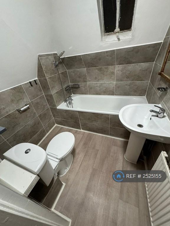 1 bedroom flat in Grove Park, London, SE12 (1 bed) (#2525155)