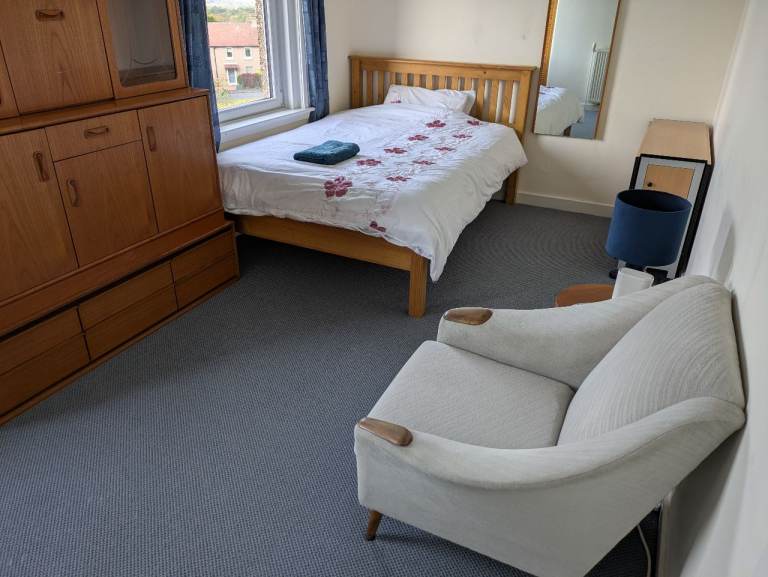 Large bedroom near the airport