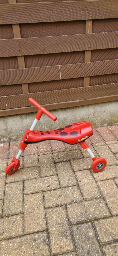 SCUTTLEBUG, BEETLE, RED AND BLACK. VERY GOOD CONDITION.