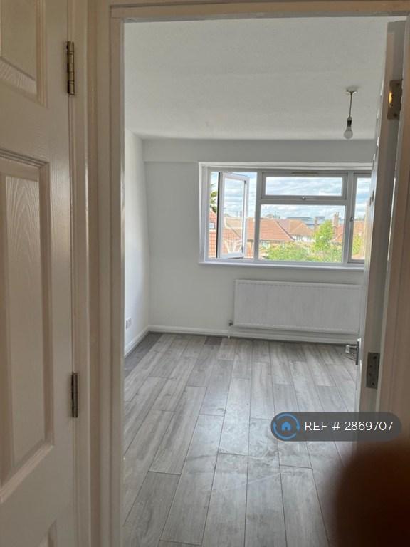 3 bedroom flat in Colman Road, London, E16 (3 bed) (#2869707)