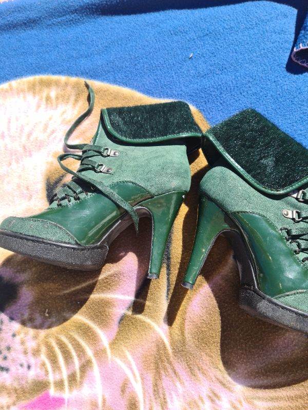 Emerald green patent leather and suede lace up high heel court shoes with flaws uk5
