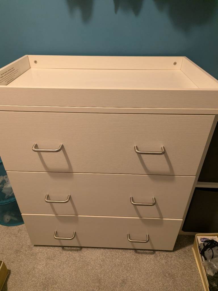 Changing table/chest of drawers