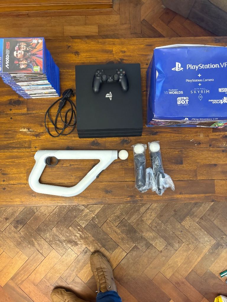 PlayStation PS4 Bundle with PS4 Games (see pictures)
