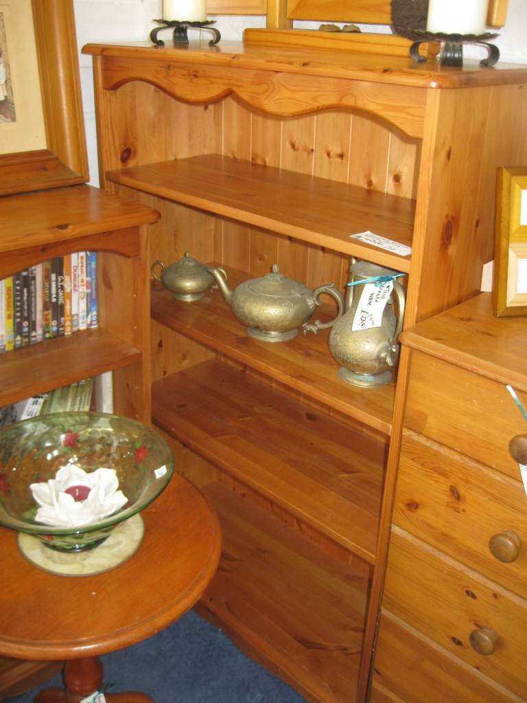 SOLID PINE MODERN DISPLAY SHELVING - BOOKCASE. ORNATE FASCIA. 4 TIERS. VIEWING / DELIVERY AVAILABLE