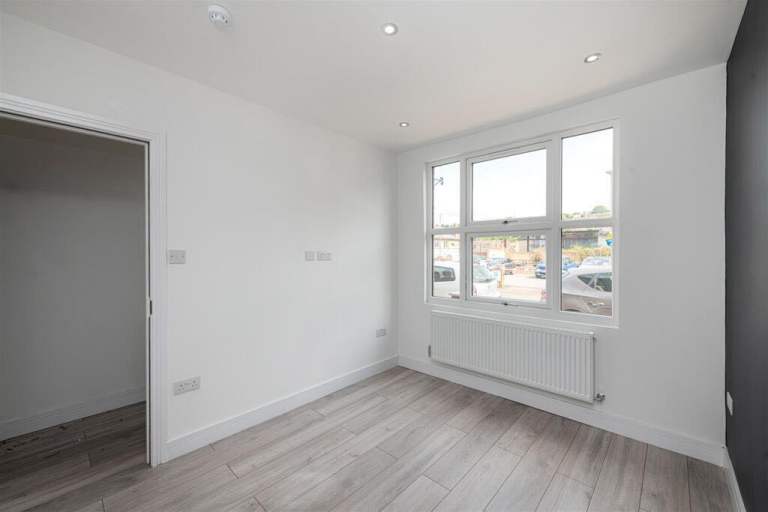 Double Room with Private Bathroom – Furnished