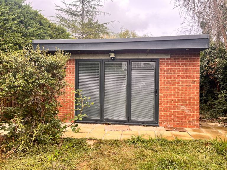 Large garden studio flat in South Norwood £1100 pcm all bills included 