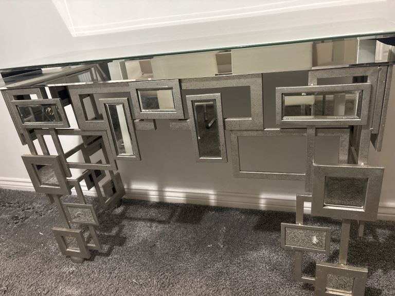 Mirrored table/unit