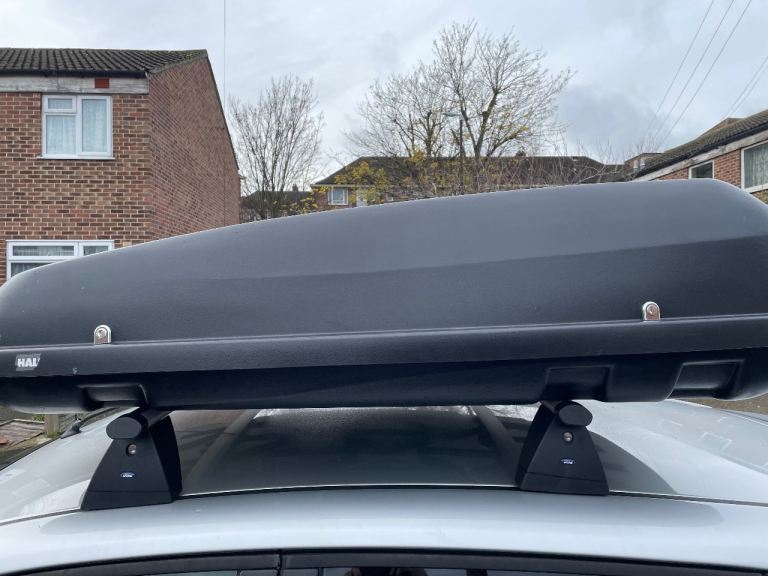 halfords roof box. Long 130cm Wide 90cm  Deep 35cm 500 litres 2 keys Good condition