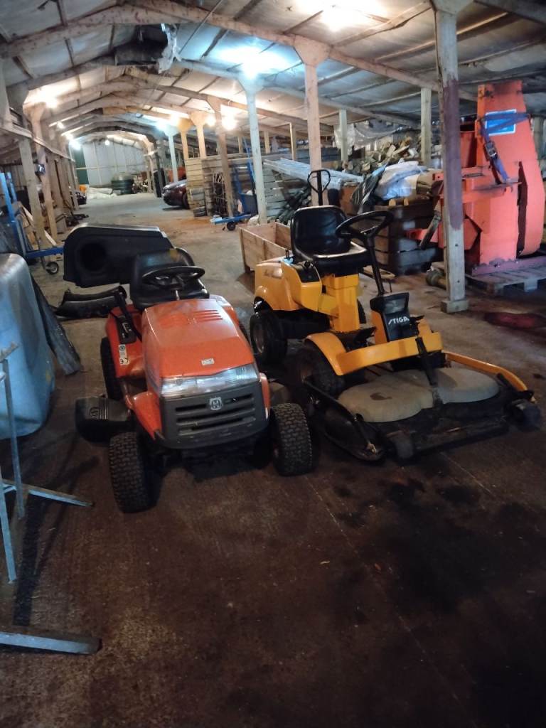 Ride on lawnmower 