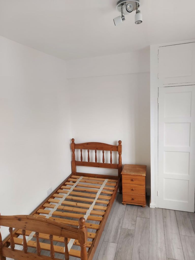 Double room spacious bright room available BR1 4LF