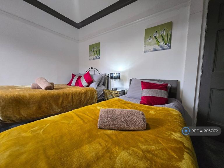 2 bedroom flat in Seymour Grove, Manchester, M16 (2 bed) (#3057172)