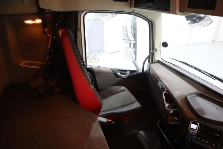 2016 (16 PLATE) Volvo FH460 6x2 Euro 6 Tractor Units