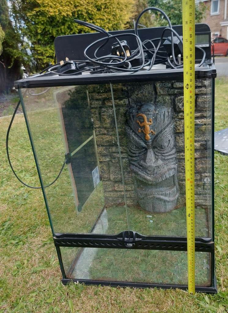 Reptile vivarium + heat mat, thermastat and light ( needs new bulb)
