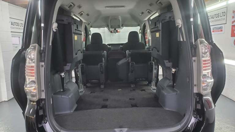 Toyota voxy/noah 2.0 automatic 4 x new tyres 8 seater japanese import 08