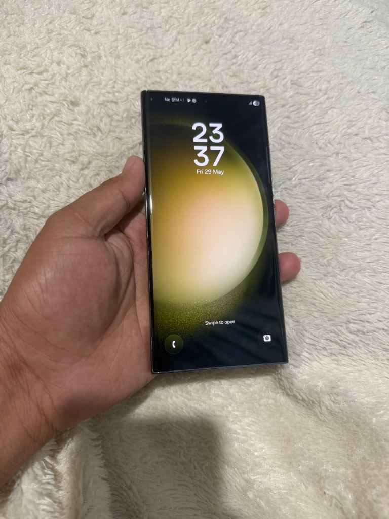 Samsung S23 Ultra 256gb is in 10/10 Condition 