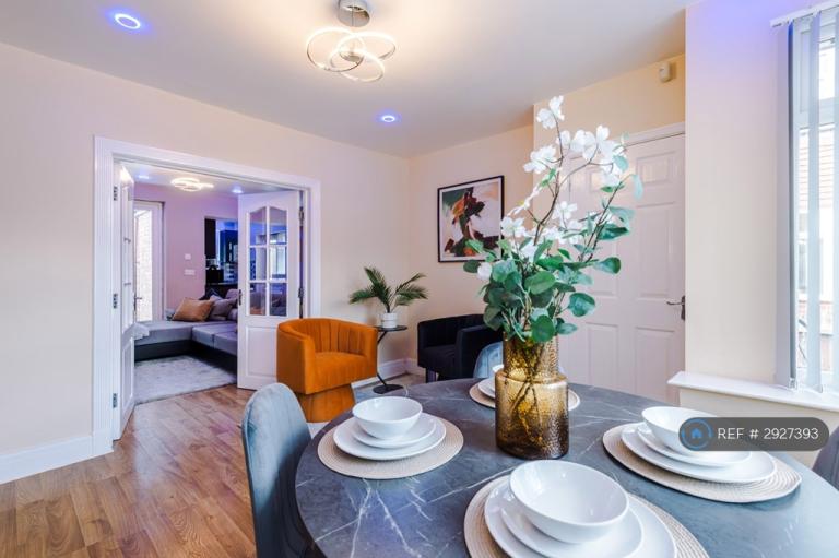 2 bedroom house in Albert Gardens, Manchester, M40 (2 bed) (#2927393)