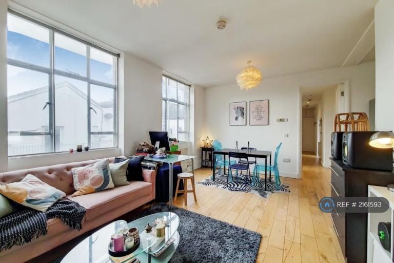 3 bedroom flat in Springbok Works, London, N16 (3 bed) (#2161593)