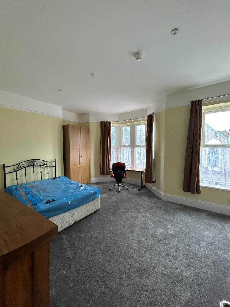 Spacious Room in Recently Renovated Shared House – Bills Included