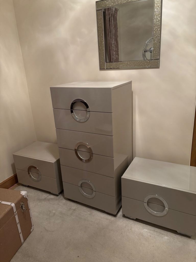 2 high gloss bedside cabinets and tall chest of drawers