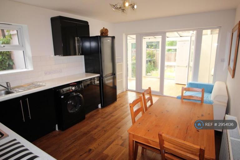 3 bedroom flat in Friern Barnet Road, London N11 3Dy, N11 (3 bed) (#2954136)