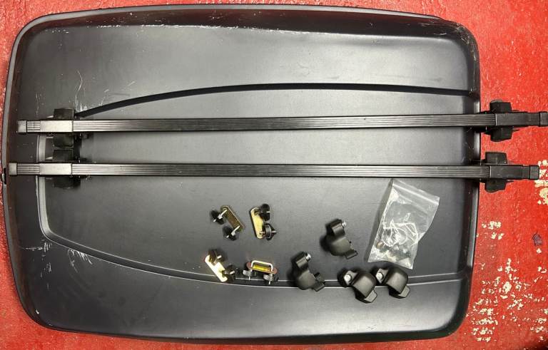 Halfords Large Black Roof Box with 2 Roof Bars and all Accessories - Used / Marked but no leaks