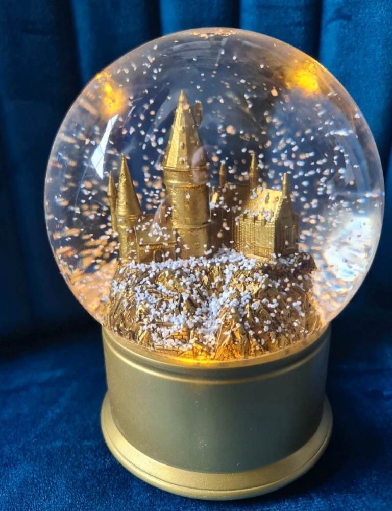 Harry Potter Large Gold Snowy Hogwarts Castle Light Up Snow Globe Brand New in Box