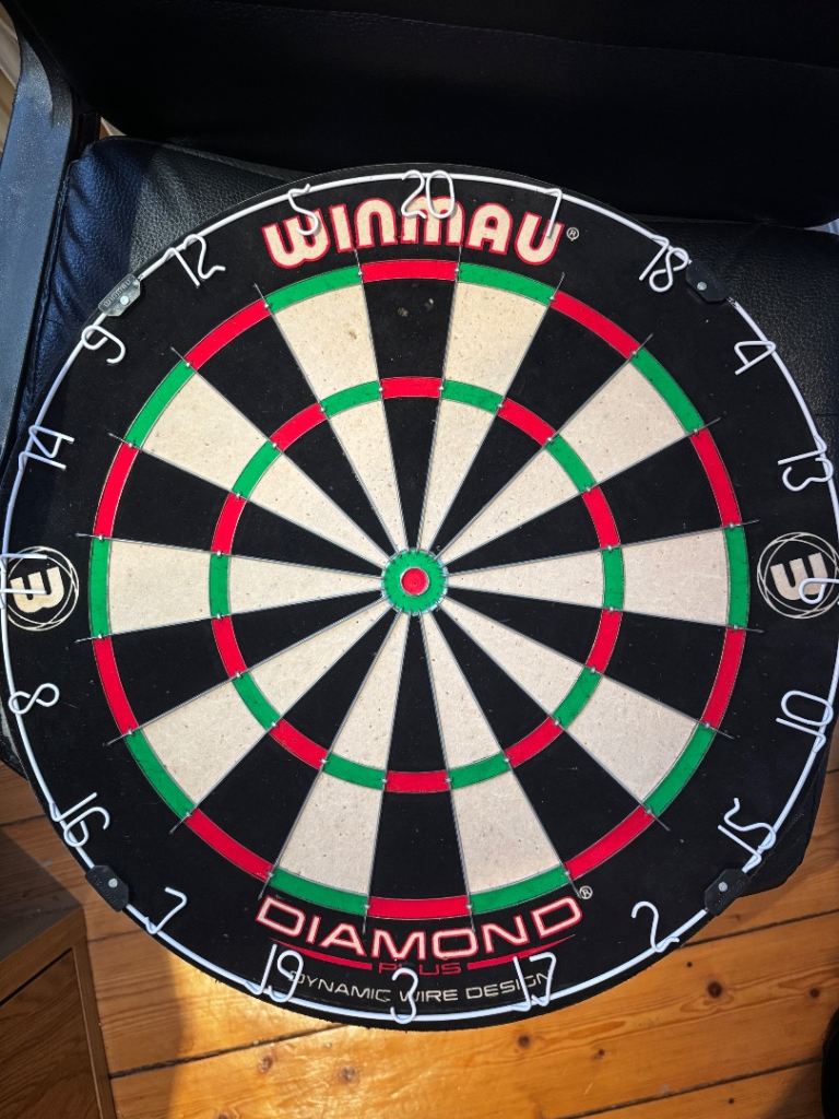 WINMAU DART BOARD