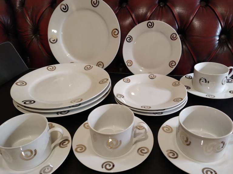 16-piece festive dinner set with metallic silver decoration, no cracks or chips