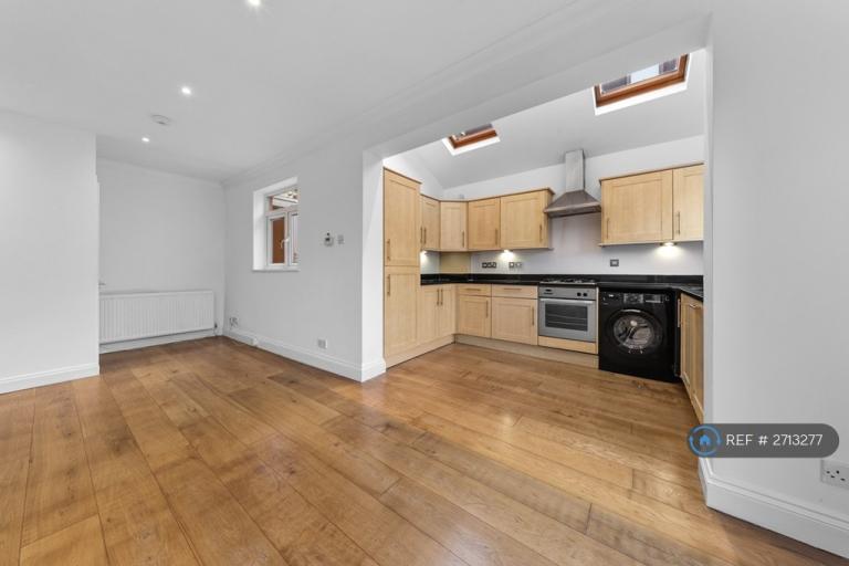 3 bedroom flat in Streatham, London, SW16 (3 bed) (#2713277)
