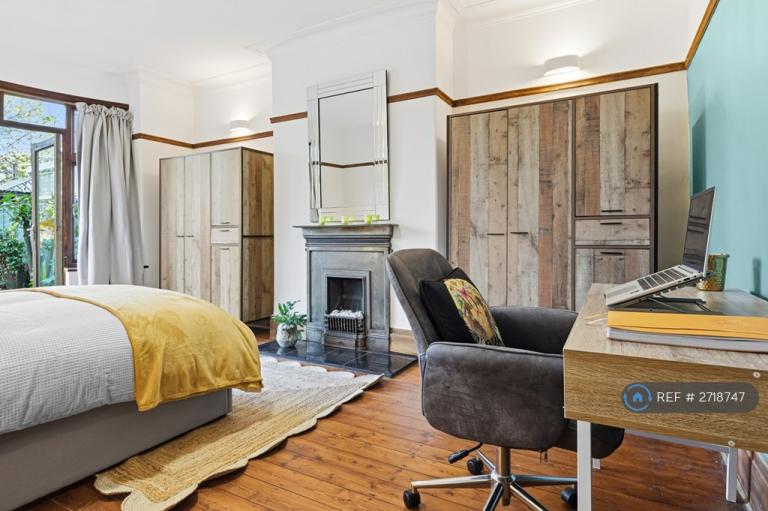 1 bedroom in Lullington Road, Salford, M6 (#2718747)