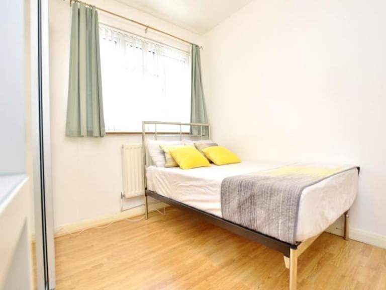  🏡🗝 GOOD SINGLE ROOM IN MILE END ! 💫  WELL CONECTED  🏡🗝